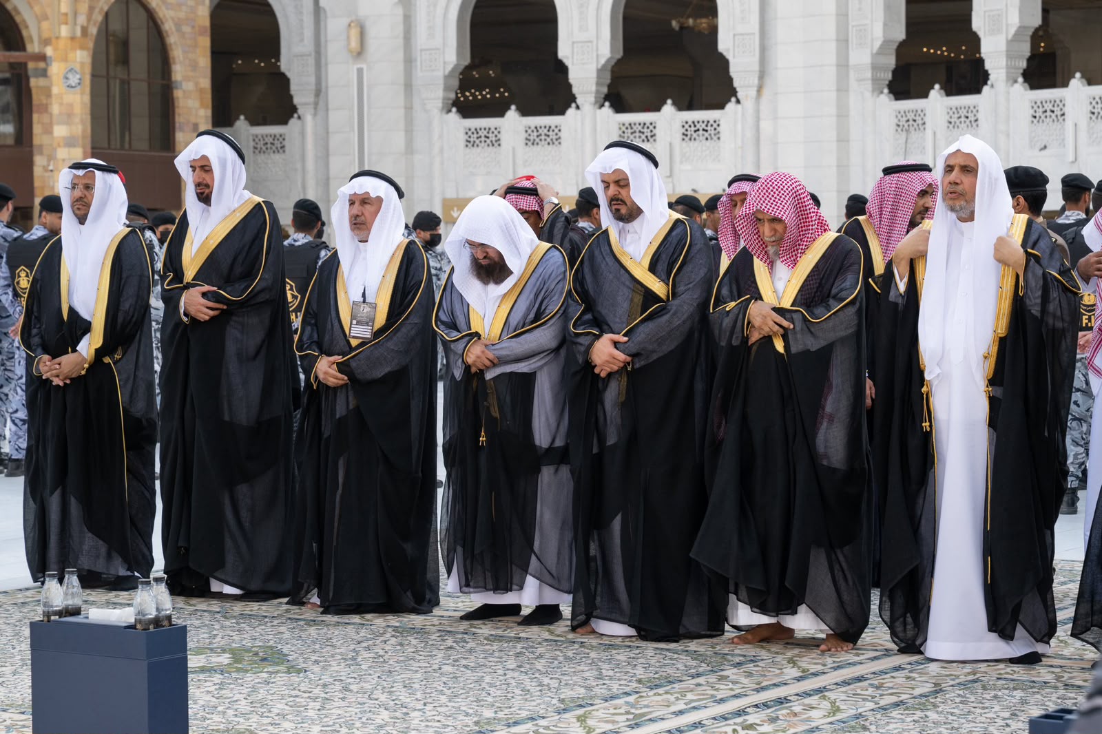 رئيس الشؤون الدينية يشارك نائب أمير منطقة مكة المكرمة الطواف عقب حضوره غسيل الكعبة المشرفة